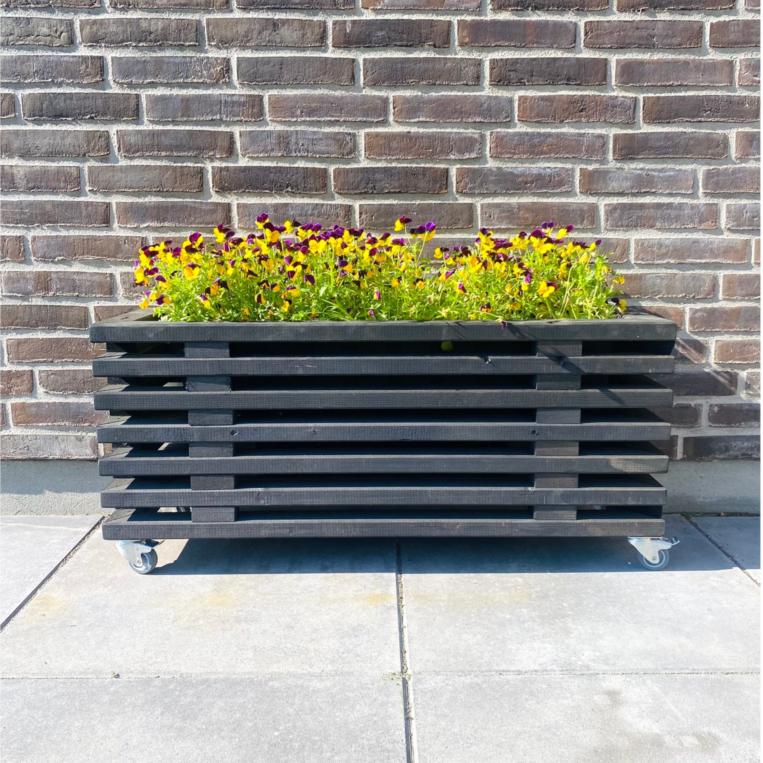 Blomsterkasse af Traller | Sortbejdset | 95 cm / 43 cm (7 Lægter) Blomsterkasse af Traller | Sortbejdset | 95 cm / 43 cm (7 Lægter)