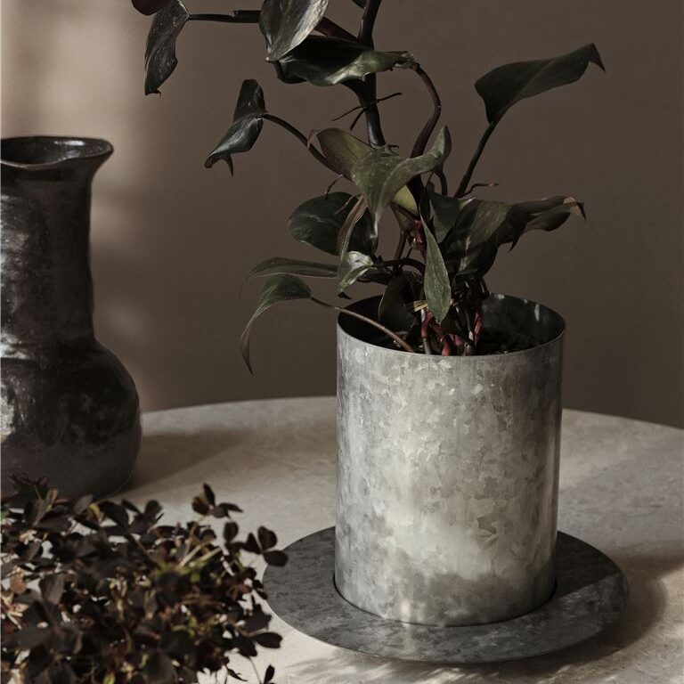 Ferm Living Auran krukke Medium H- 26,6 cm - jern Ferm Living Auran krukke Medium H: 26,6 cm - jern