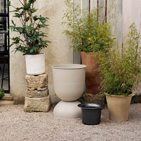 Som en særlig gestus til dit hjem og dine planter giver Hourglass-potterne dine planter et forhøjet plateau og en beholder med masser af plads til deres rødder. Du kan bruge potterne på begge leder alt efter dine planters behov, og uanset hvilken vej du vender den, skaber du et voluminøst udtryk i dit hjem. Ferm Living Hourglass Potte, large - beige
