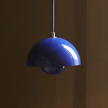 Flowerpot VP10 pendellampe koboltblå - &Tradition - Stue - Design - Metal - Med skærm