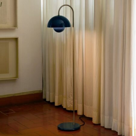 Flowerpot VP12 gulvlampe, stålblå, højde 122 cm - &TRADITION - Stue - Design - Metal - Med skærm