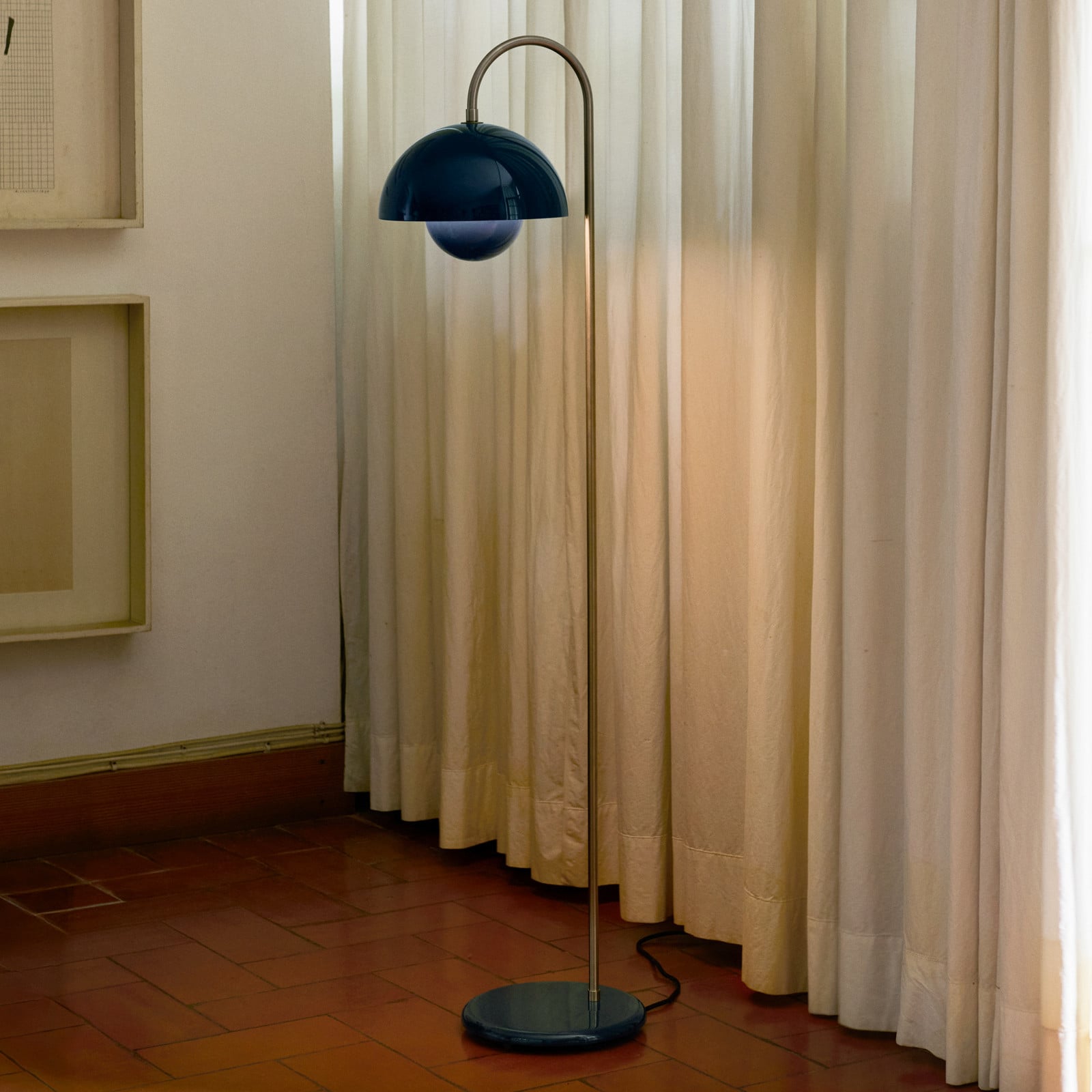 Flowerpot VP12 gulvlampe, stålblå, højde 122 cm - &TRADITION - Stue - Design - Metal - Med skærm Flowerpot VP12 gulvlampe, stålblå, højde 122 cm - &TRADITION - Stue - Design - Metal - Med skærm