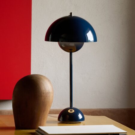Flowerpot VP3 bordlampe, stålblå, 50 cm - &TRADITION - Stue - Design - Metal - Med én lyskilde