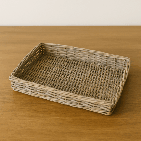 Gavekurv i håndflettet pil – uden indhold – 36x29xH6 cm – kurv til gaver og opbevaring