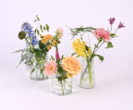 Glasvaser med blomster som bordpynt - Send blomster med Bloomit