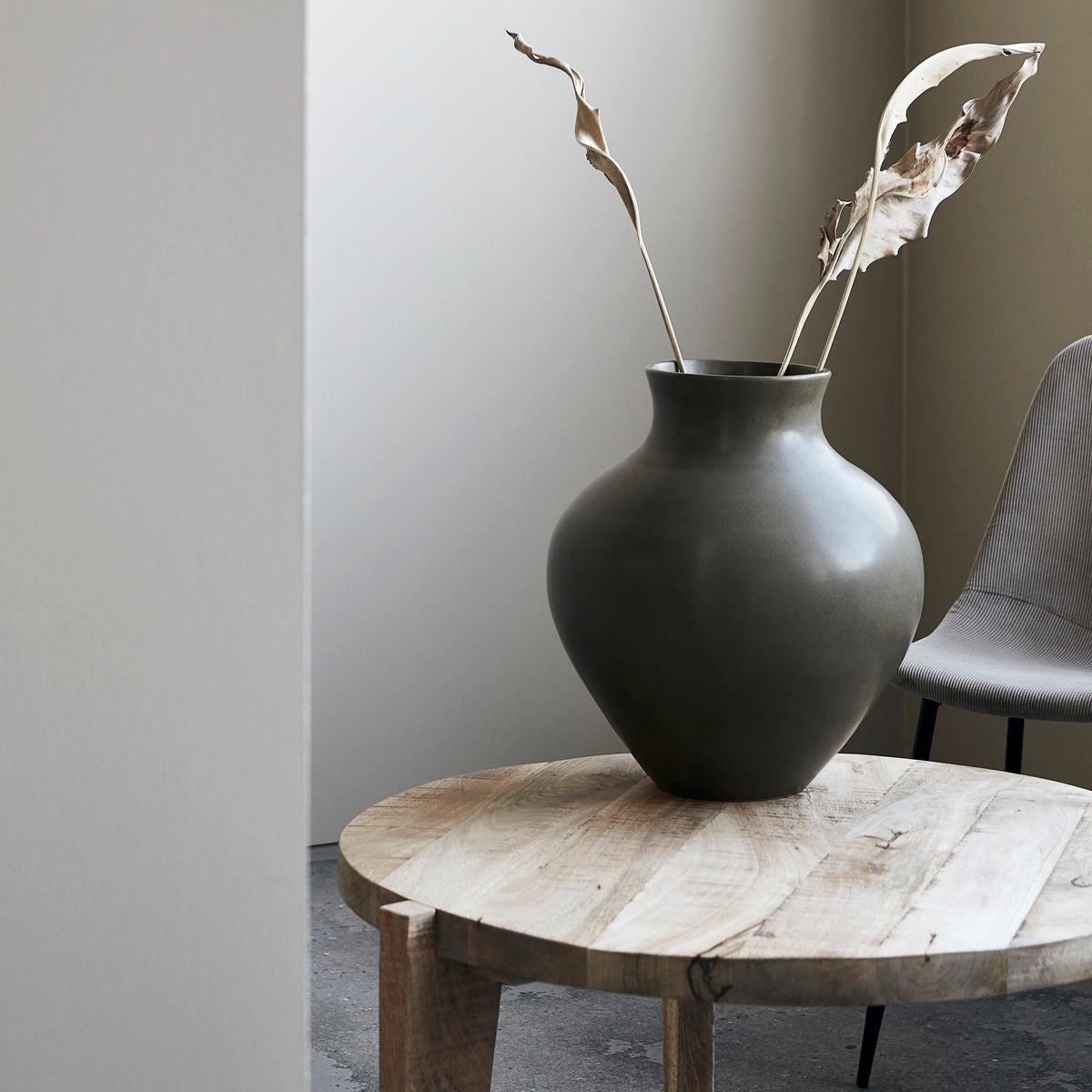 House Doctor - Vase, Santa Fe, Shellish mud H41 x Ø37 cm House Doctor - Vase, Santa Fe, Shellish mud H41 x Ø37 cm