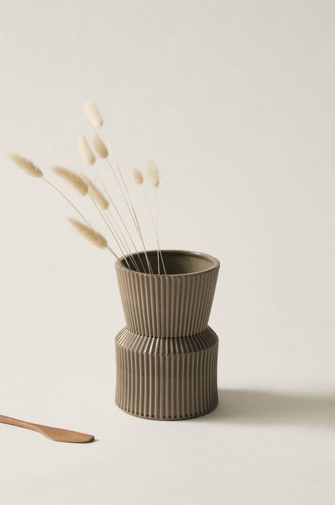 JANICE vase - højde 21,5 cm Gråbeige JANICE vase - højde 21,5 cm Gråbeige