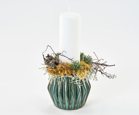 Juledekoration med hvidt bloklys i mørk krukke - Send blomster med Bloomit