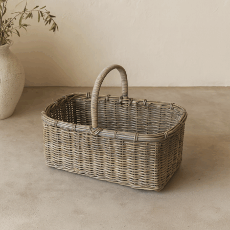 Kæmpe kurv med hank i flet – Grå rattan – 74x42xH30 cm