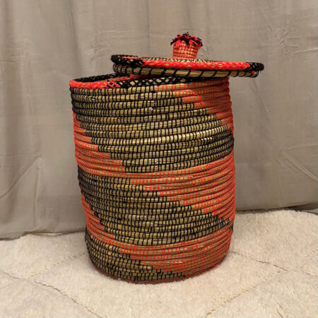 Kurv flet m. orange og sort mønster - ca. 60 cm