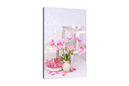 Lærred 70x100 cm - Smuk buket lyserøde tulipaner i en potte, omgivet af blomsterblade og et fuglebur - Lyserød / Grøn / Beige