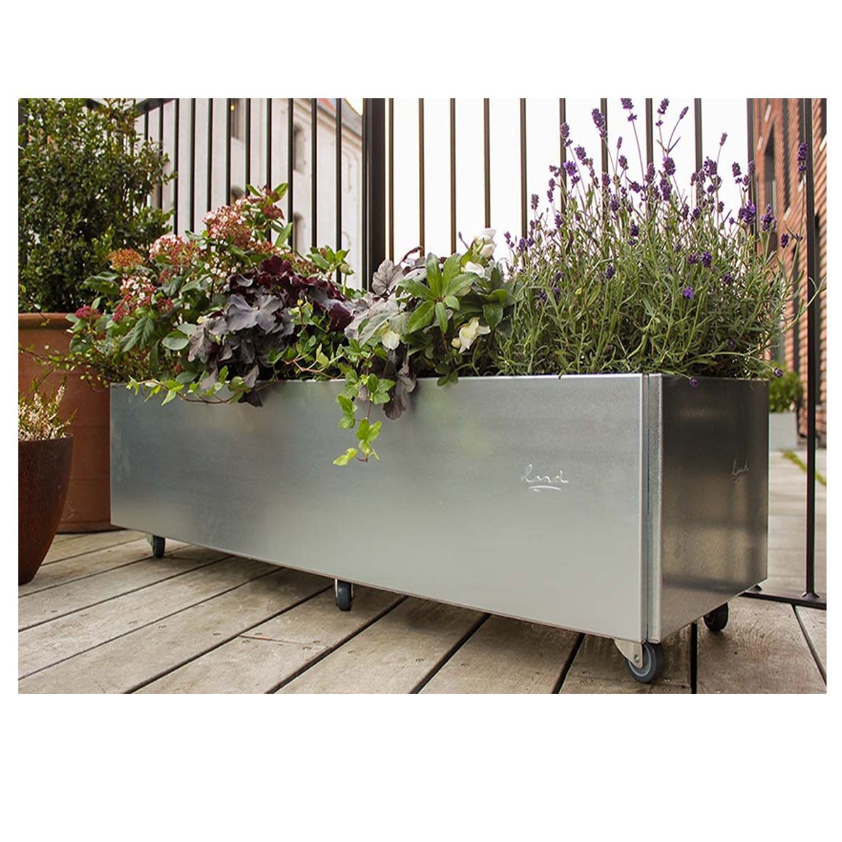 Land Classic - Blomsterkasse med hjul, rust Land Classic - Blomsterkasse med hjul, rust