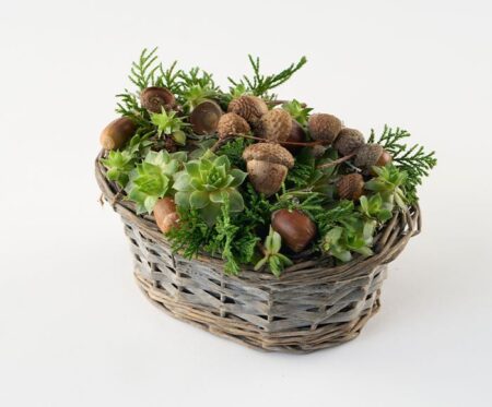 Lille fin gravpynt i kurv - Blomster til begravelse