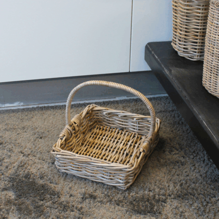 Lille svampekurv med hank i håndflettet naturgrå rattan – dekorativ og praktisk kurv til svampetur og opbevaring