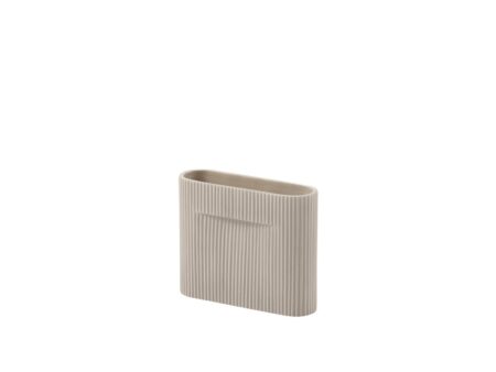 Muuto - Ridge Vase - Vase - Small - Beige - W6 x L20 x H16,5 cm