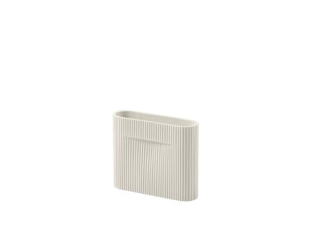 Muuto - Ridge Vase - Vase - Small - Off-White - W6 x L20 x H16,5 cm