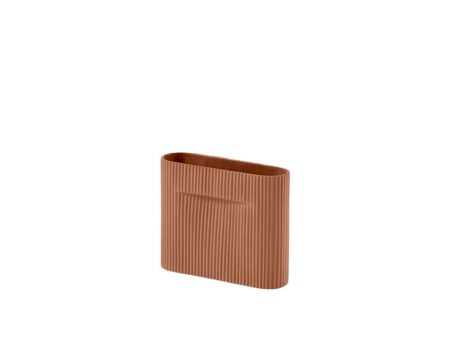 Muuto - Ridge Vase - Vase - Small - Terracotta - W6 x L20 x H16,5 cm