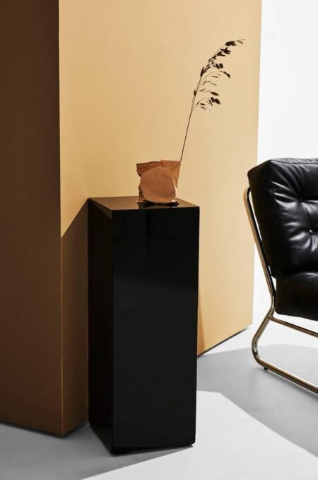 Pop piedestal i farvet glas Black mdf/metal