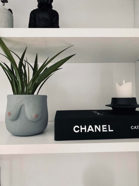 Potte Femina – Lille Grå Materiale: cement