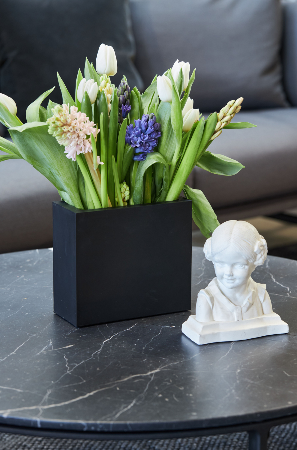 Sej Design tulipanvase, rektangulær. Sort vase i gummi 299,- kr. hurtig levering. Sej Design tulipanvase, rektangulær. Sort vase i gummi 299,- kr. hurtig levering.