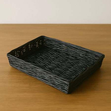 Sort gavekurv i håndflettet pil – 36x29xH6 cm – kurv uden indhold til gaver og dekoration