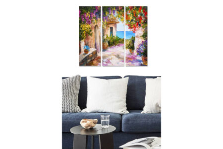 Trælærredstryk 3-delt 50x70 cm - Smuk gyde med blomstrende planter og havudsigt - Lilla / Grøn / Lyserød