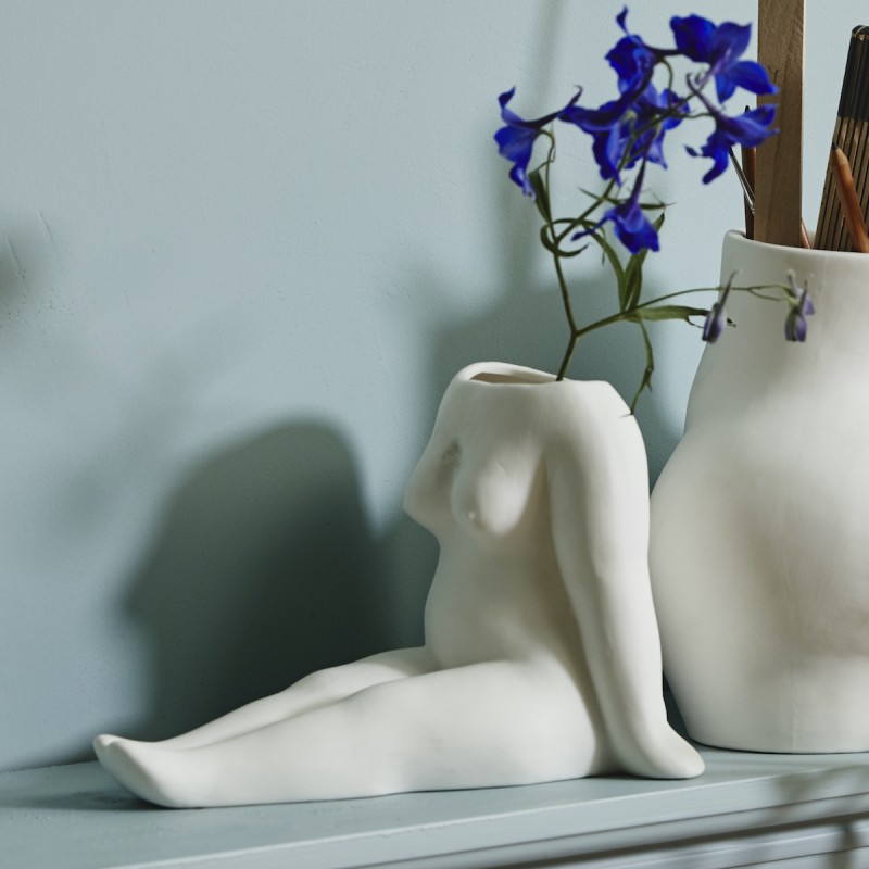 Vase "AVAJI" siddende nøgen dame - Nordal Vase "AVAJI" siddende nøgen dame - Nordal