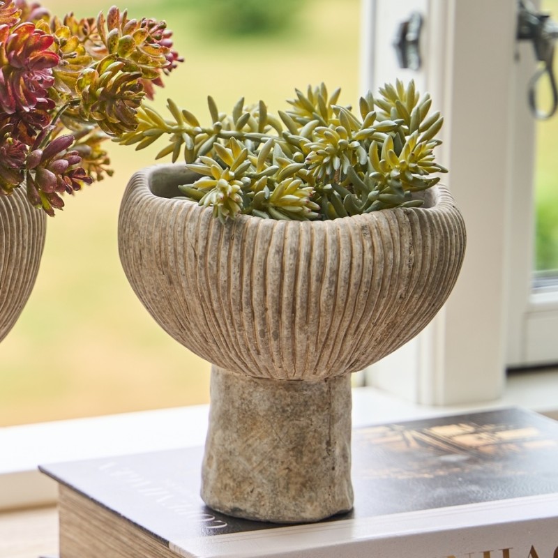 Vase / skjuler på fod i rillet cement - Speedtsberg H: 15 Vase / skjuler på fod i rillet cement - Speedtsberg H: 15