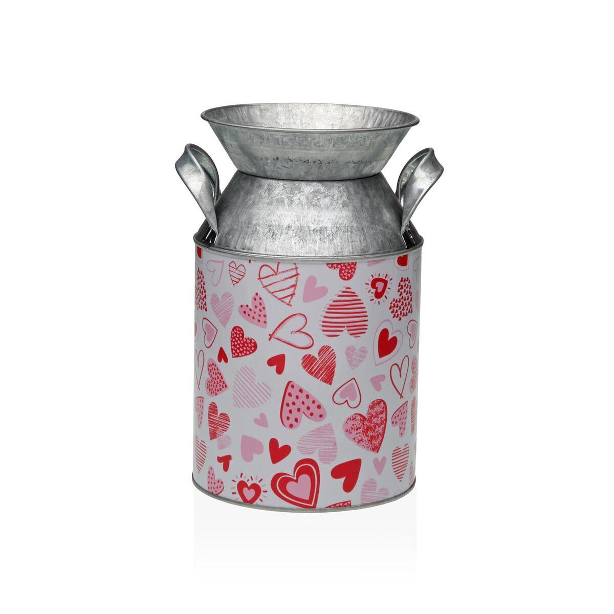Versa vase i metal med røde hjerter - 13 × 15,5 × 21 cm Versa vase i metal med røde hjerter - 13 × 15,5 × 21 cm