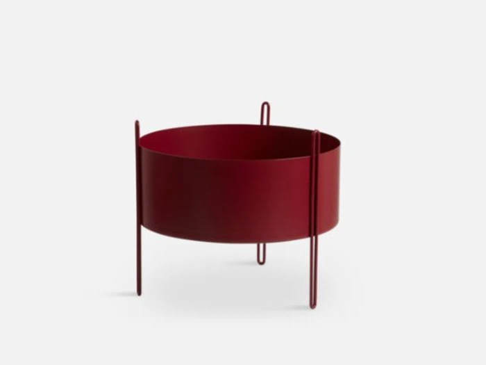 WOUD, Pidestall, blomsterkrukke, mørkerød, metal, Ø: 44 cm, H: 40 cm WOUD, Pidestall, blomsterkrukke, mørkerød, metal, Ø: 44 cm, H: 40 cm